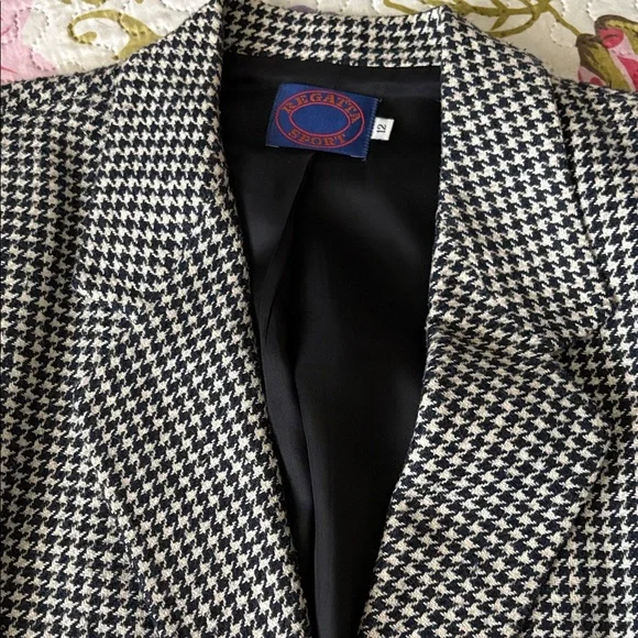 Women's Black and White Houndstooth Tailored Blazer - Picture 3 of 9